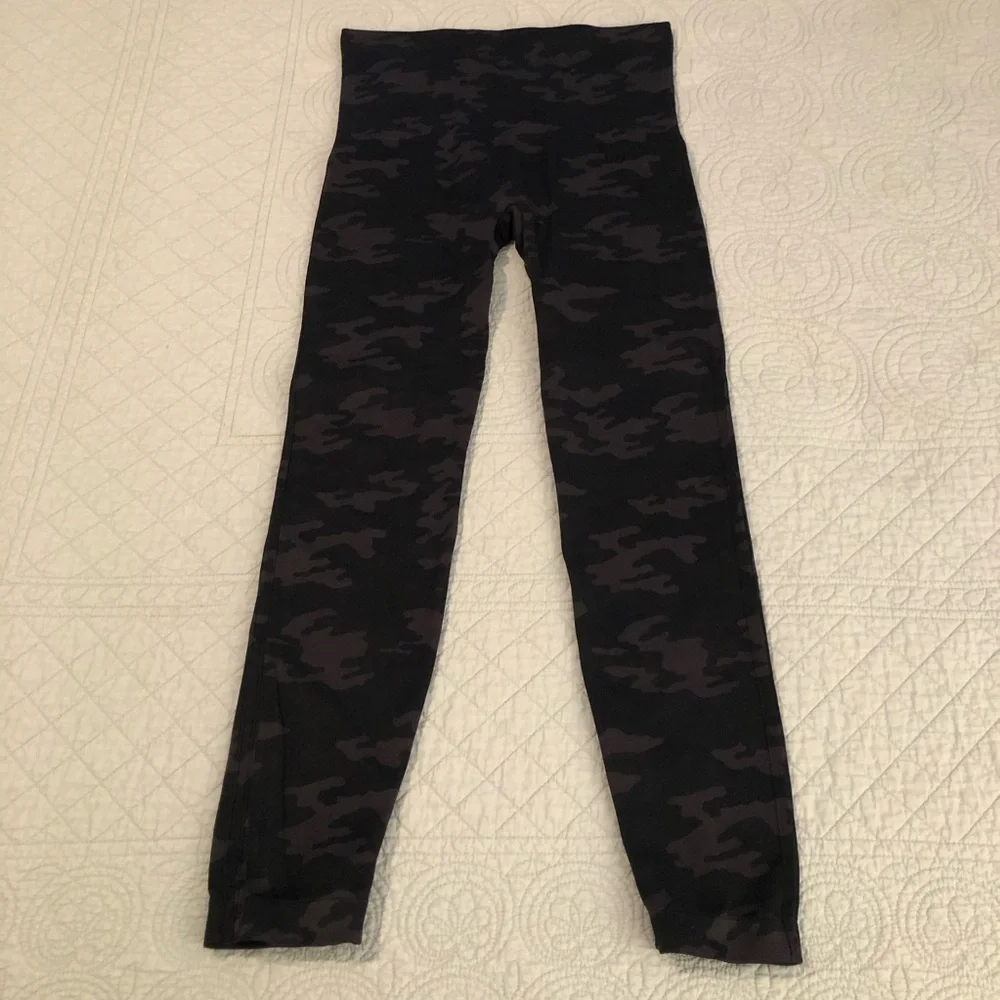Spanx Look At Me Now black camo seamless leggings. Women’s size XL.